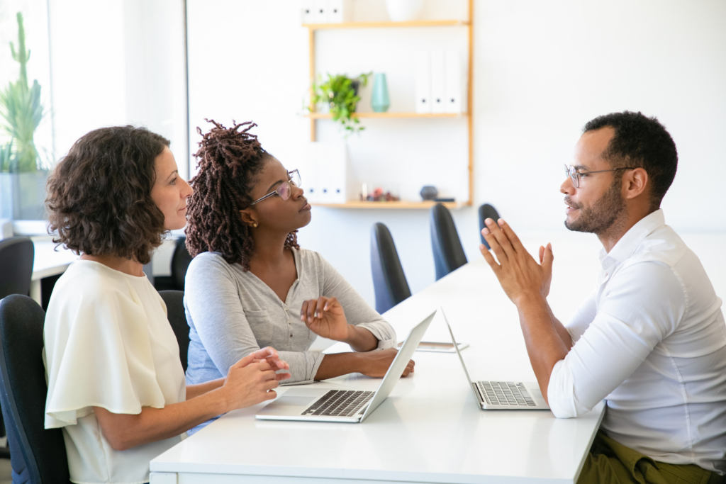 Beneficios de la escucha activa para mejorar tu organización