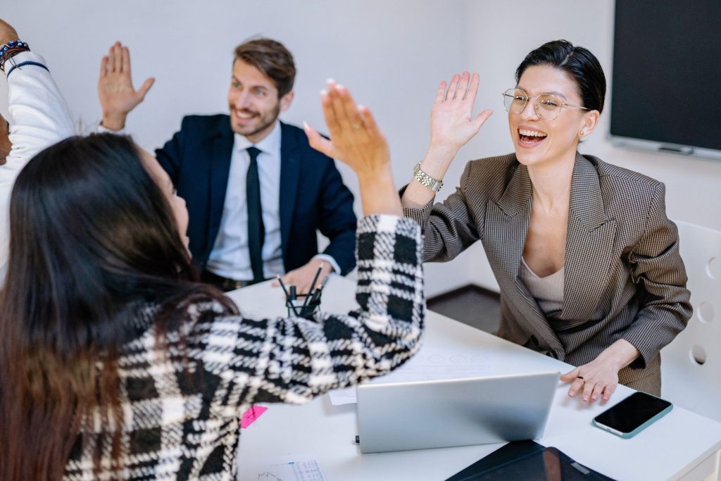 Buen ambiente y clima laboral entre compañeros de equipo
