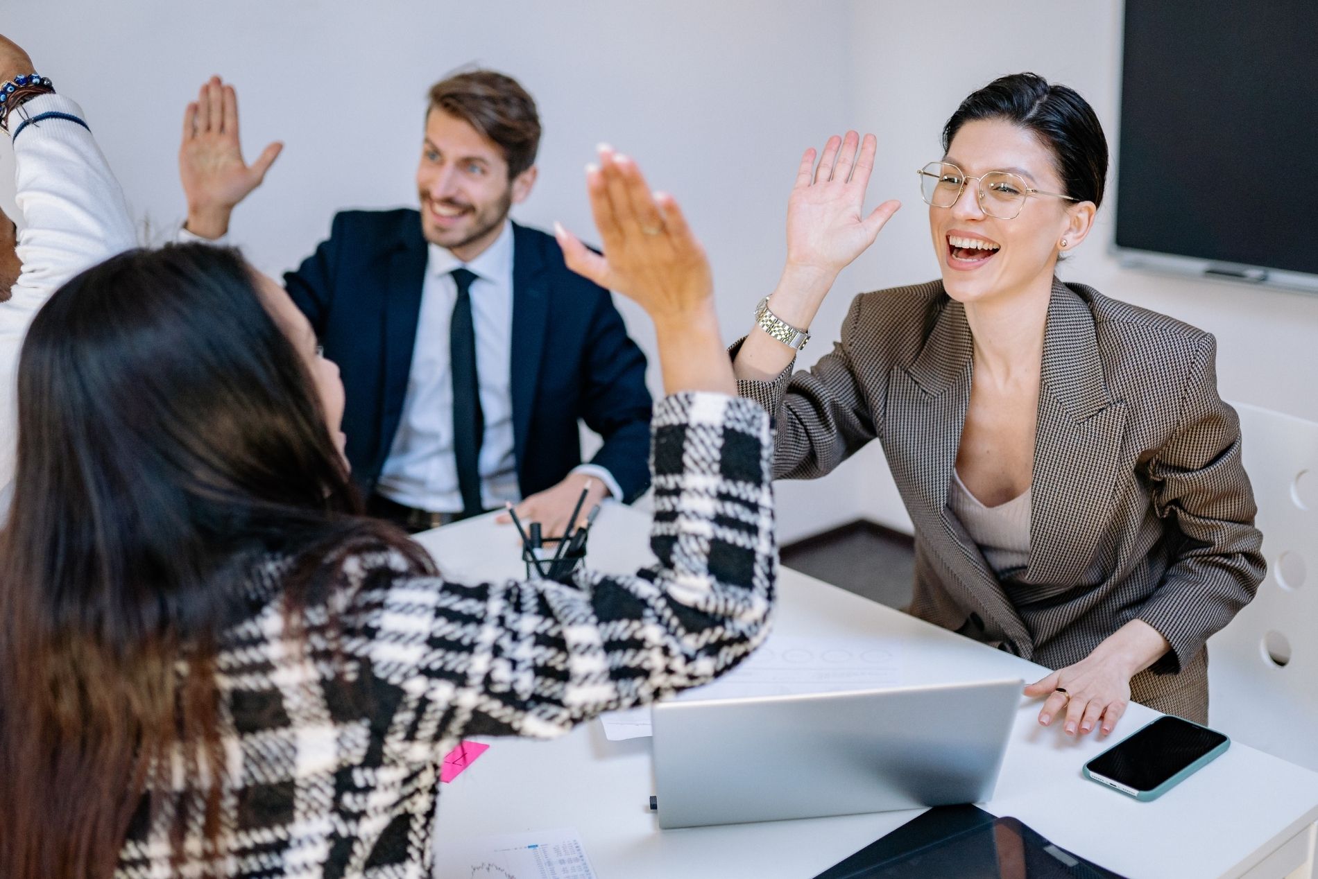 Buen ambiente y clima laboral entre compañeros de equipo