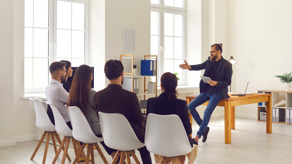 Responsable de equipo asignando tareas y responsabilidades
