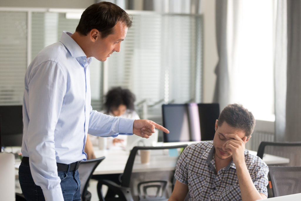 oficina con problemas de comunicación interna